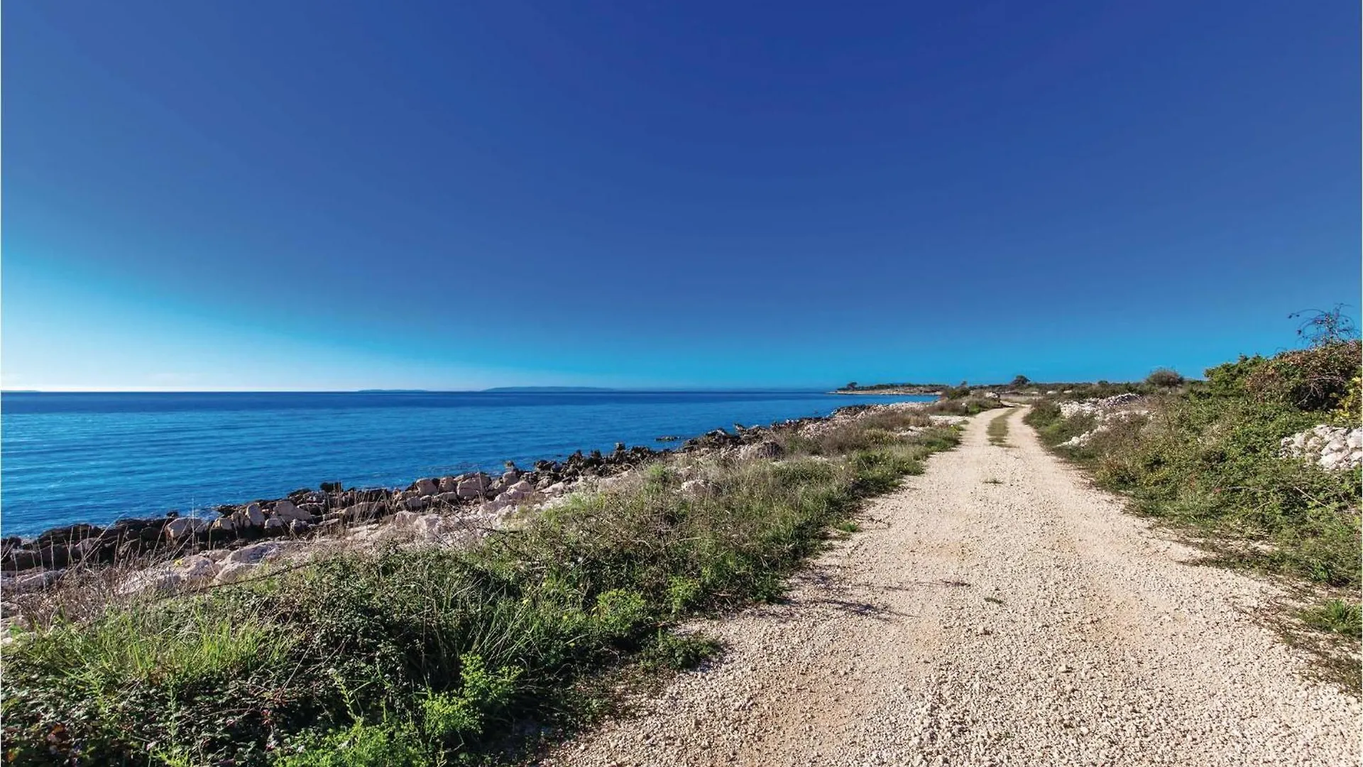 2 Bedroom Beautiful Apartment In Mandre Croatia